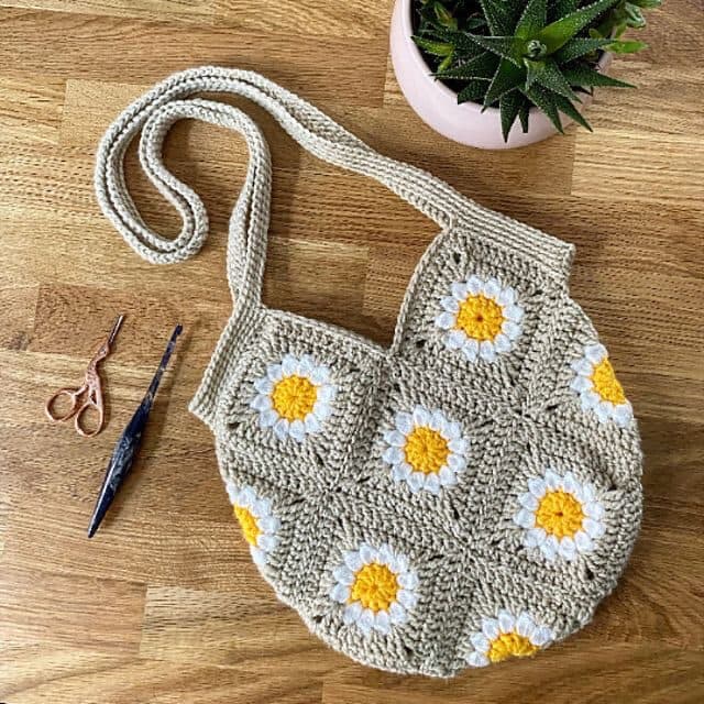 Crochet tote bag made in the course